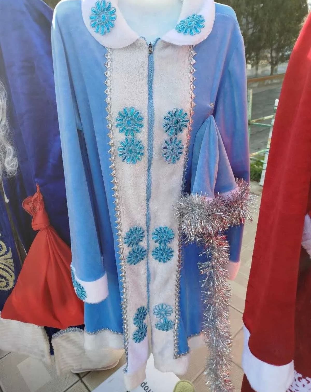 Qorbobo va qorqiz kiyimlari sotiladi va ijaraga beriladi