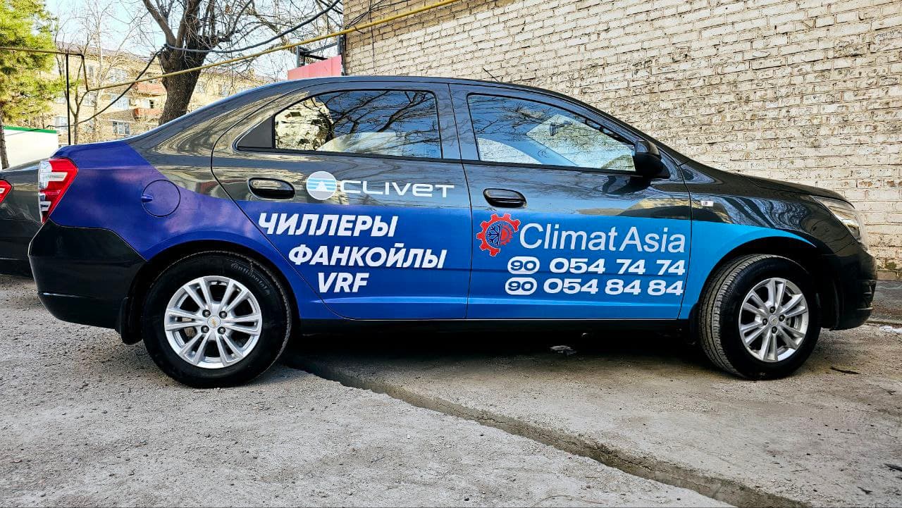 Нанесение логотипа и информации на автомобиль, методом обклейки печатной виниловой пленки.