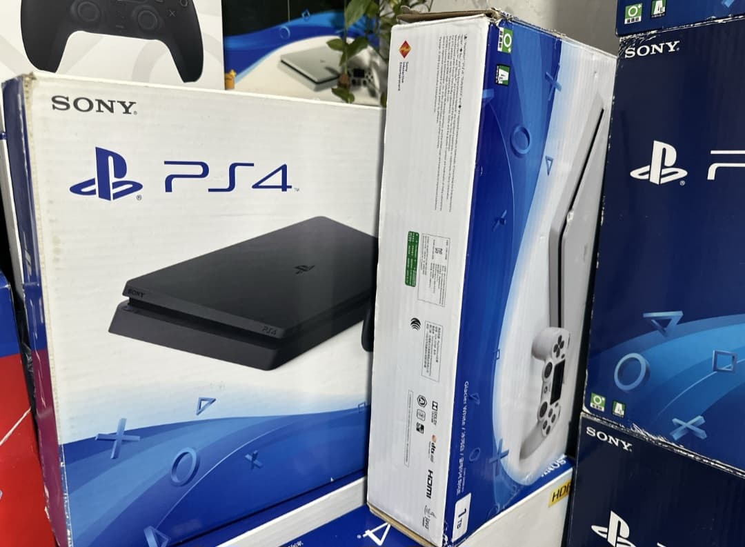PlayStation 4 Slim Pro 1TB, bortda 15-20 ta original o'yin, 1 yillik kafolat