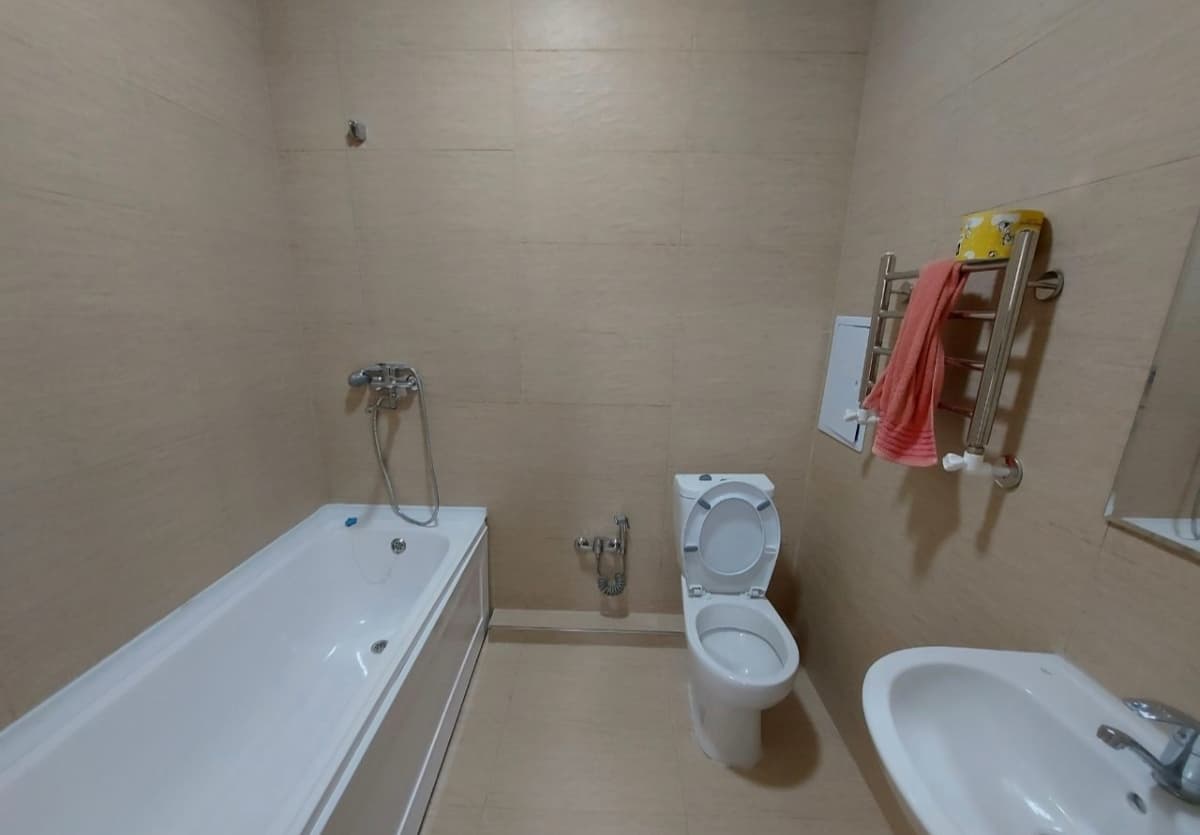 Almazar shahrida bir xonali kvartira sotuvda, yangi bino.