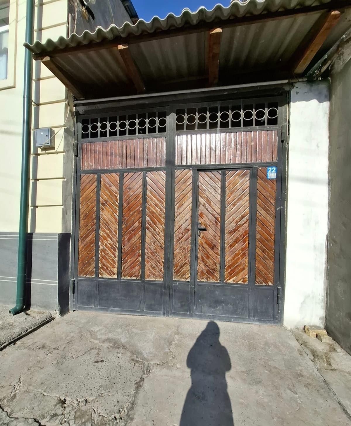 Xovli sotiladi.dumbirobod tirsak rim mahallasi.2.6 sotih.5ta khonasi bor