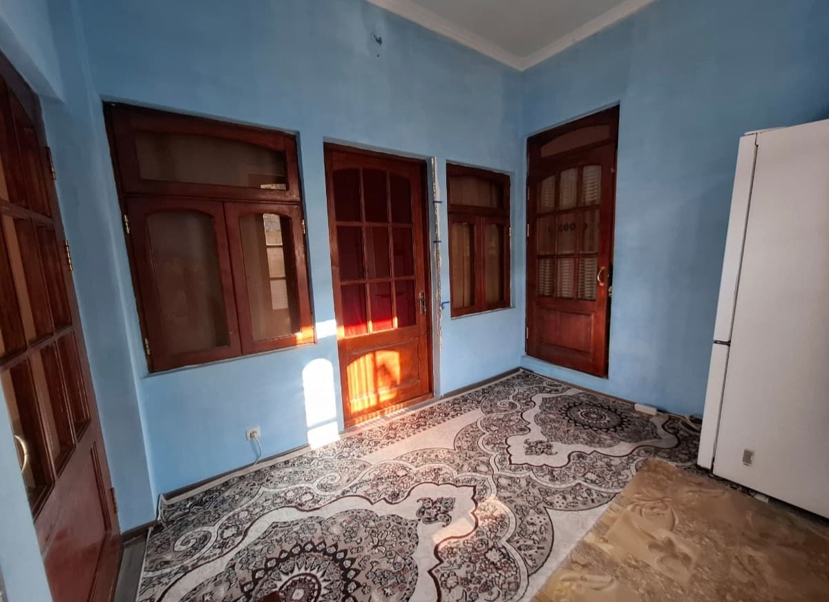 Xovli sotiladi.dumbirobod tirsak rim mahallasi.2.6 sotih.5ta khonasi bor