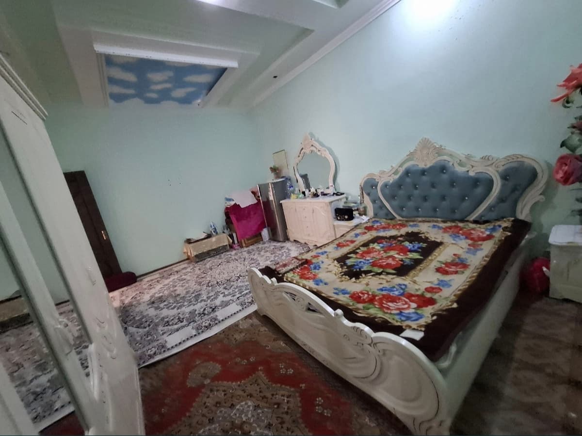 Xovli sotiladi.dumbirobod tirsak rim mahallasi.2.6 sotih.5ta khonasi bor
