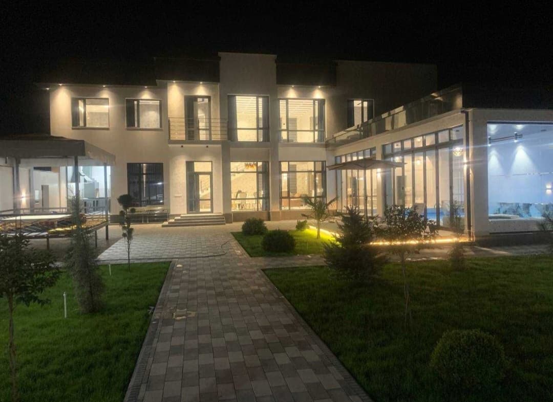 Dacha ijarasi Toshkentdan 5 km uzoqlikda: basseyn, sauna va hammomli uy. Dacha egasi.