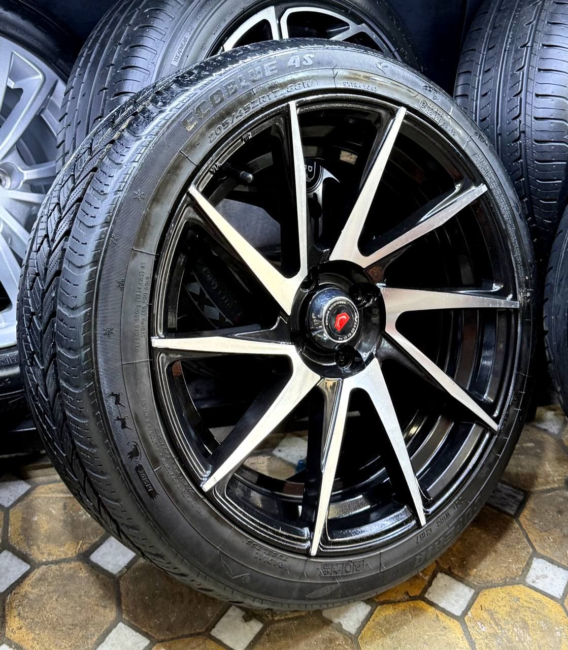 R17/205/45  Vossen 4:100