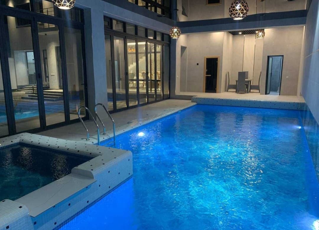 Toshkentdan 5 km uzoqlikda joylashgan dacha ijaraga beriladi. Qibrayda sauna va basseynli dacha egasidan ijaraga beriladi.