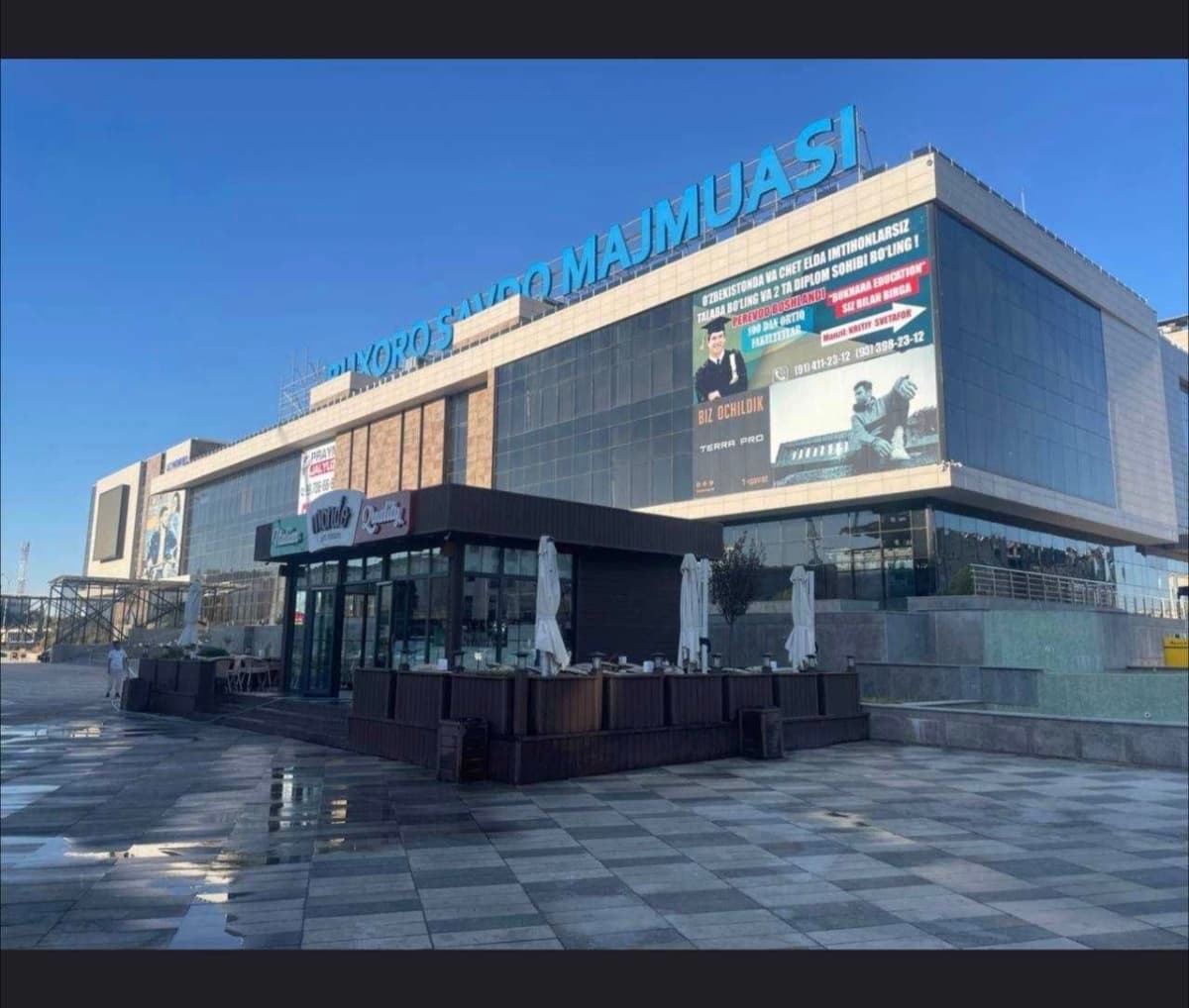 Магазин в торговом комплексе Бухары выставлен на продажу. На рынке представлено золото.