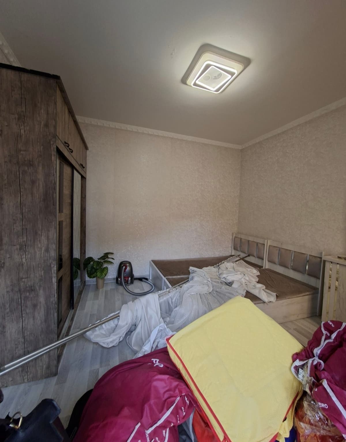Bektemir tumanida 1,8 akr yer uchastkasi, 3 xonali uy sotiladi.