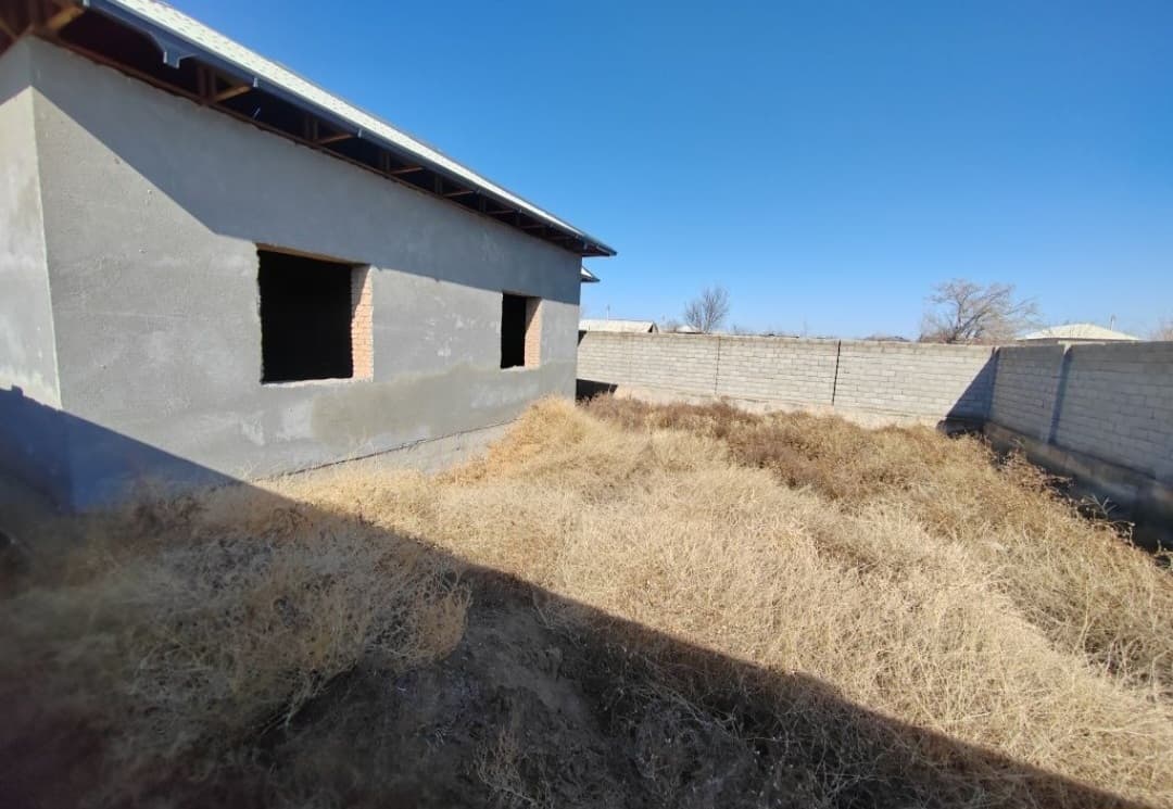 Hovli qo'shni yer uchastkasi bilan birga sotiladi.