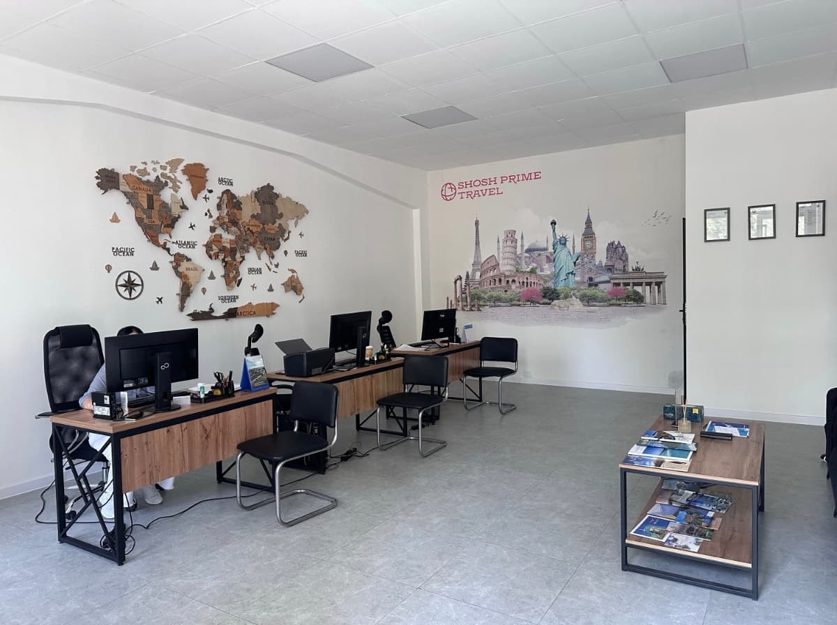 Sayohat agentligi ofisida ijaraga beriladigan ish joyi