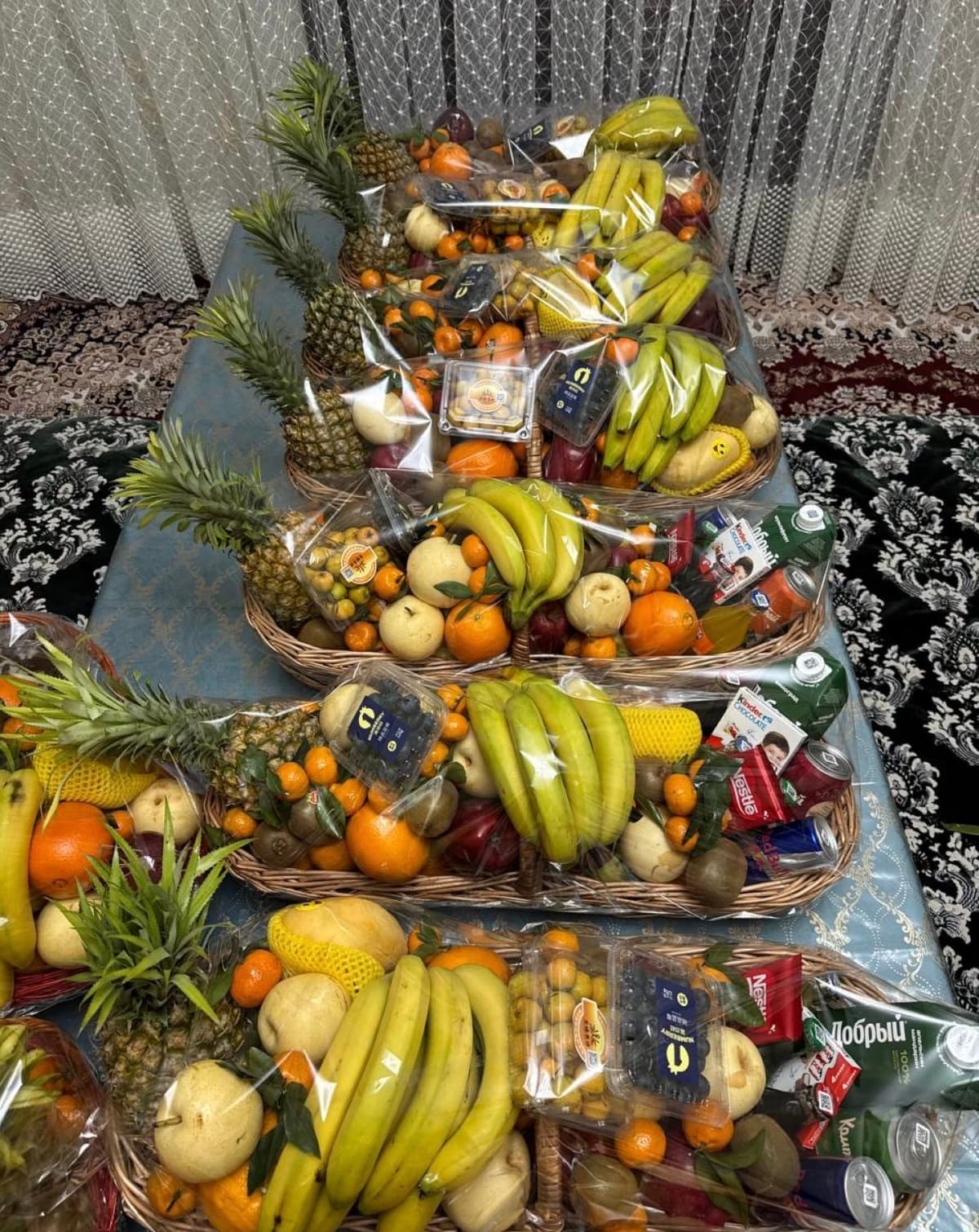 Meva va hil savatlar yangi yil bayrami uchun