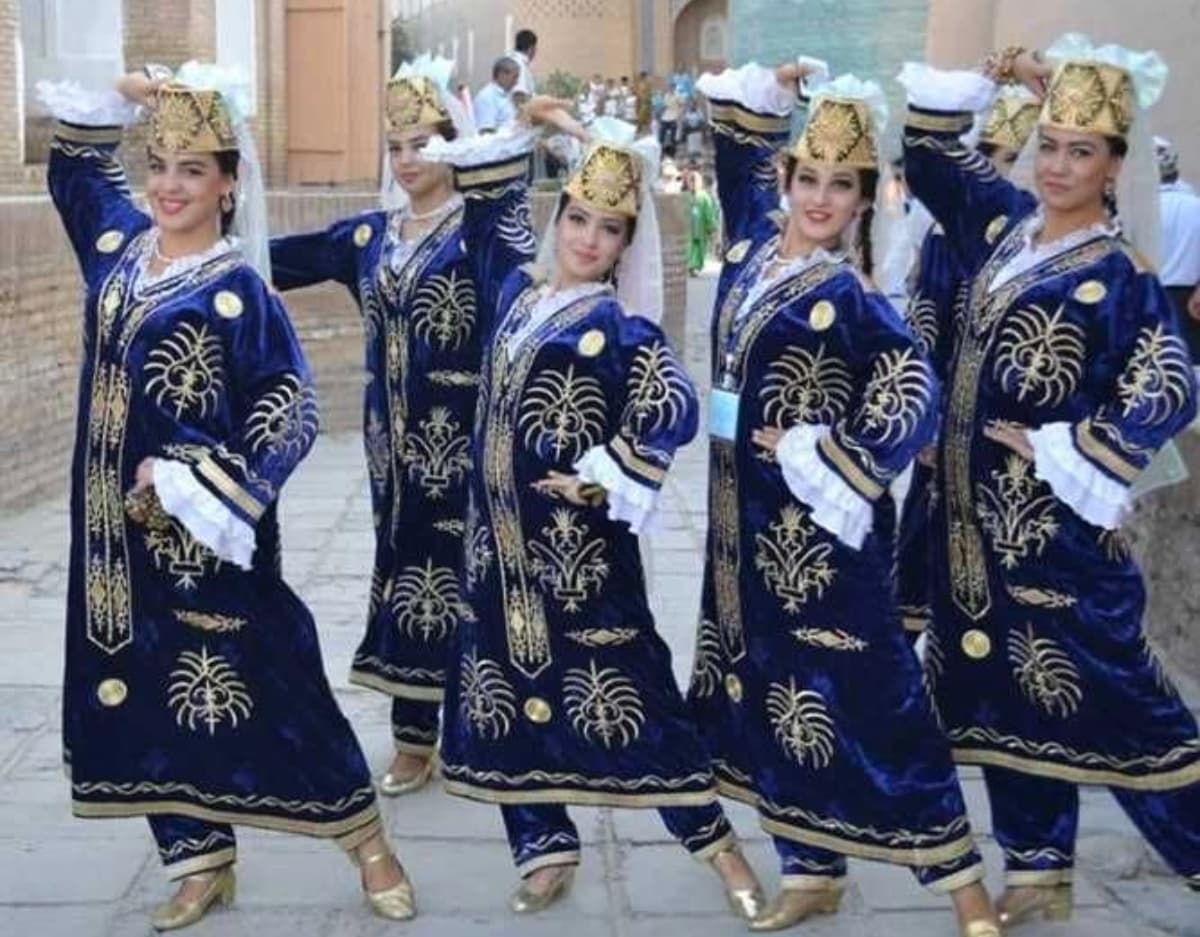 Kattalar uchun raqs liboslari savdosi.