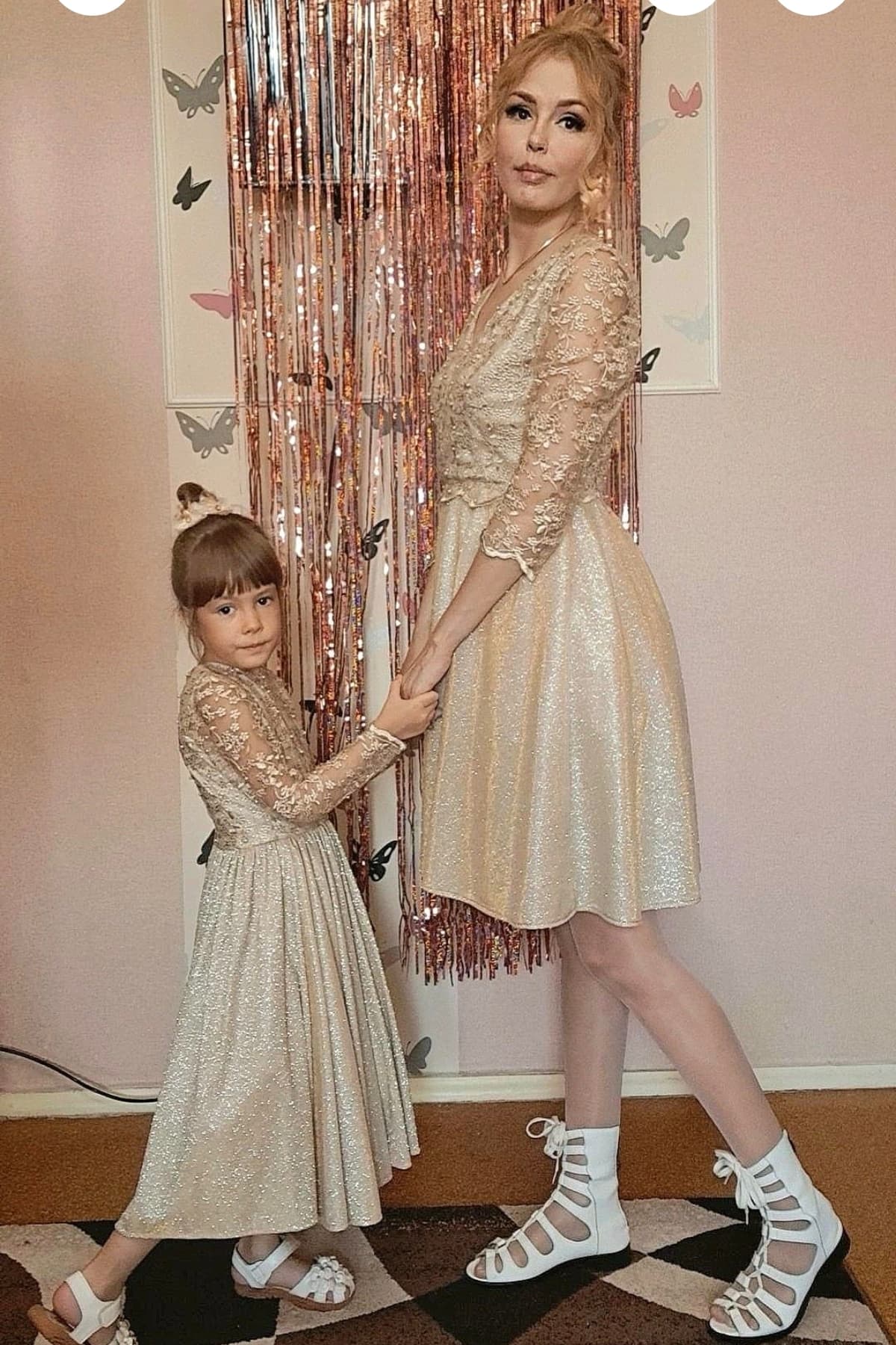 Шикарное золотое платье для мамы и дочки