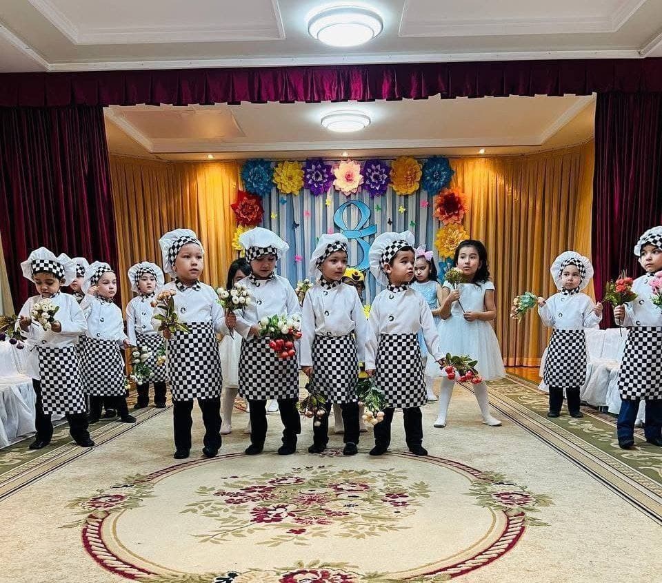 prakatga harbir bayramlarga mos Bolalar uchun kiyimlarni