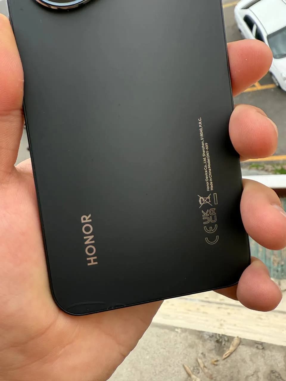 Смартфон Honor 400 5G продается по низкой цене.