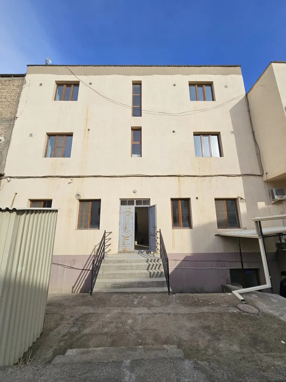 Buxoro da 3 qavatli bino podvali bilan birga ijaraga beriladi