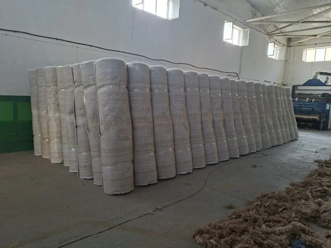We prepare and install jute and polyethylene tarpaulins to protect windows and doors from heat and cold.