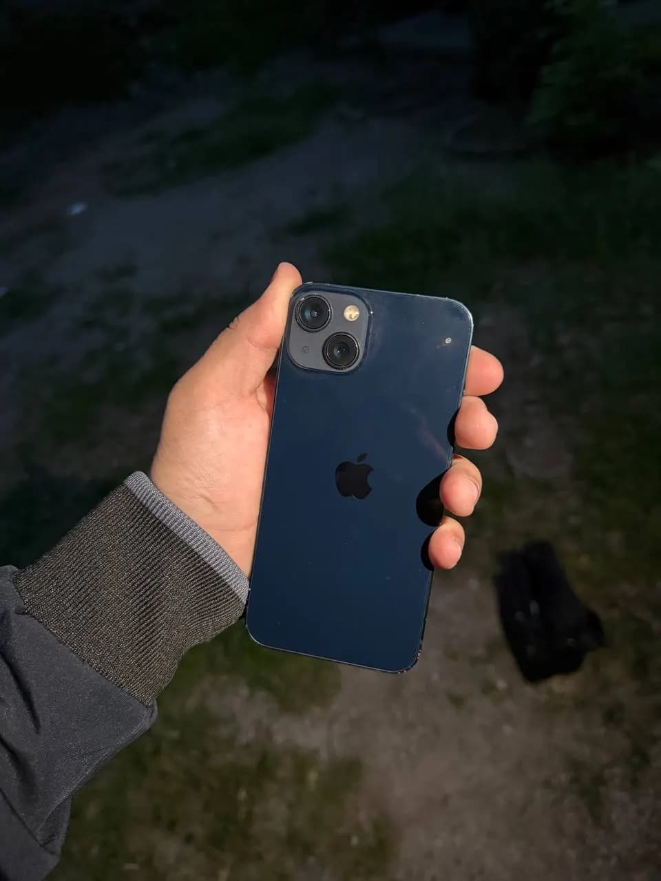 iphone 13 128 Gb sotiladi Azgina yonida qirilgan joylari bor (ochilmagan)