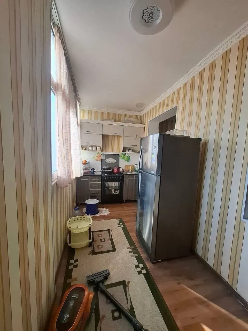 Мактаб якинидан квартира сотилади 3 хонали