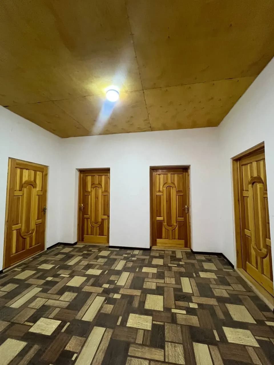 Hokimiyat yonida hovli sotiladi 7 xonali