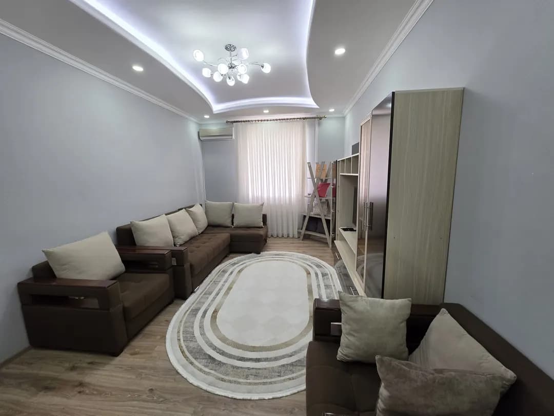 kvartira sotiladi 2 xonali 70m² 4-qavat.Barcha jihozlari qoladi
