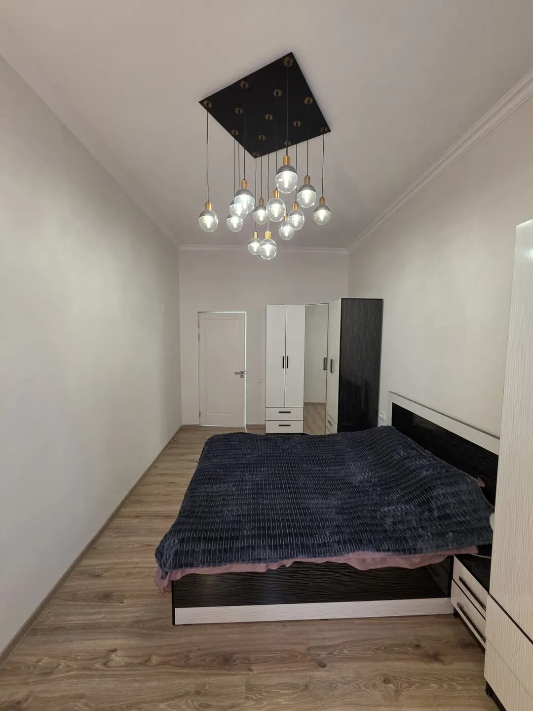 kvartira sotiladi 2 xonali 70m² 4-qavat.Barcha jihozlari qoladi
