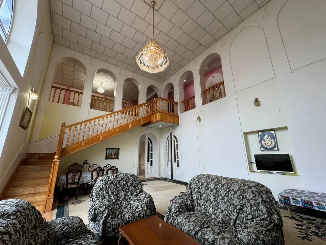 There are also 5 bedrooms, 6 finished rooms, 2 halls, 4 bathrooms + basements
