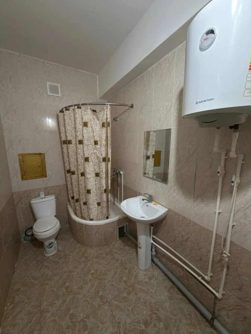 Kvartira sotiladi 1 xonali 42m2 3-qavat