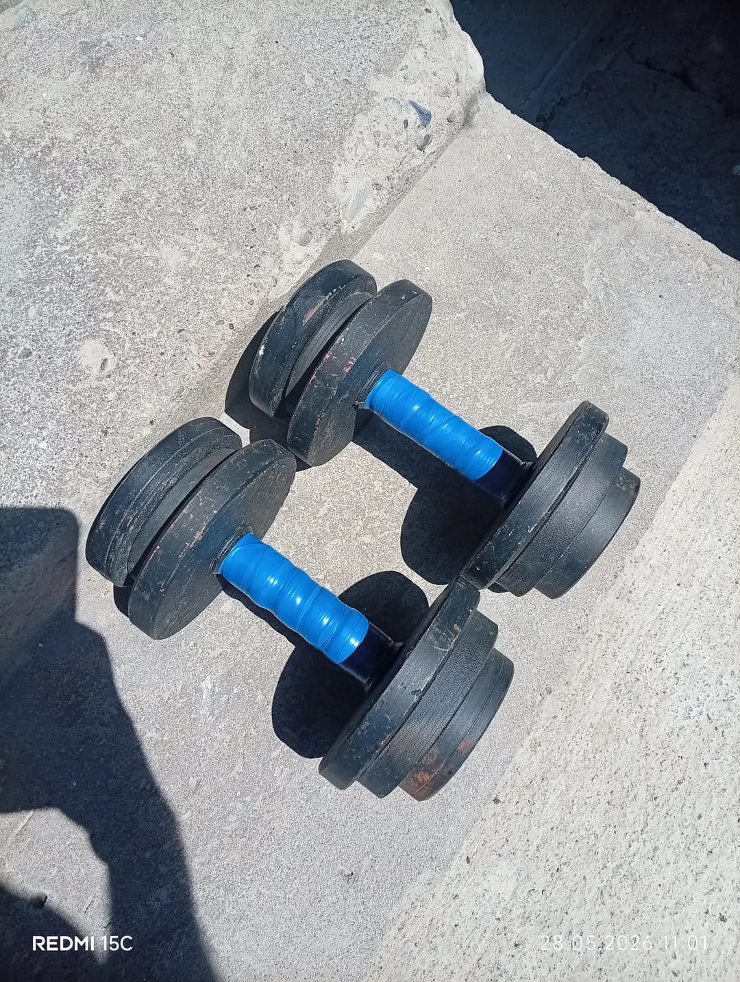 Men har biri 10 kg og'irlikdagi yig'iladigan dumbbelllarni sotaman