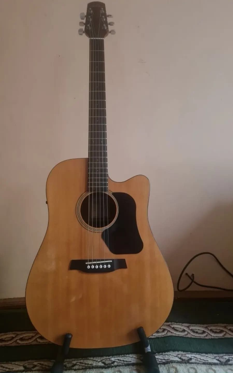 Gitara akustik eng katta razmer