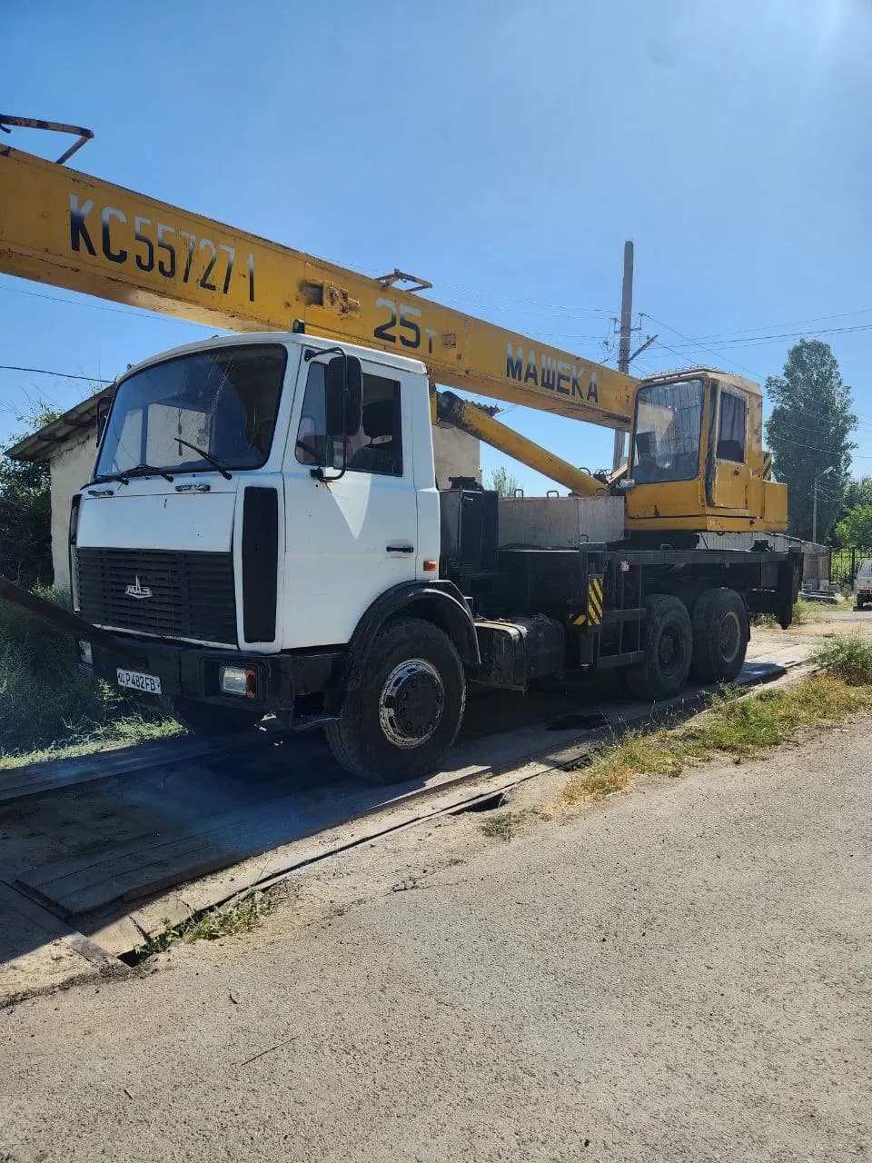 Kran sotiladiYili 2006 25t 28m