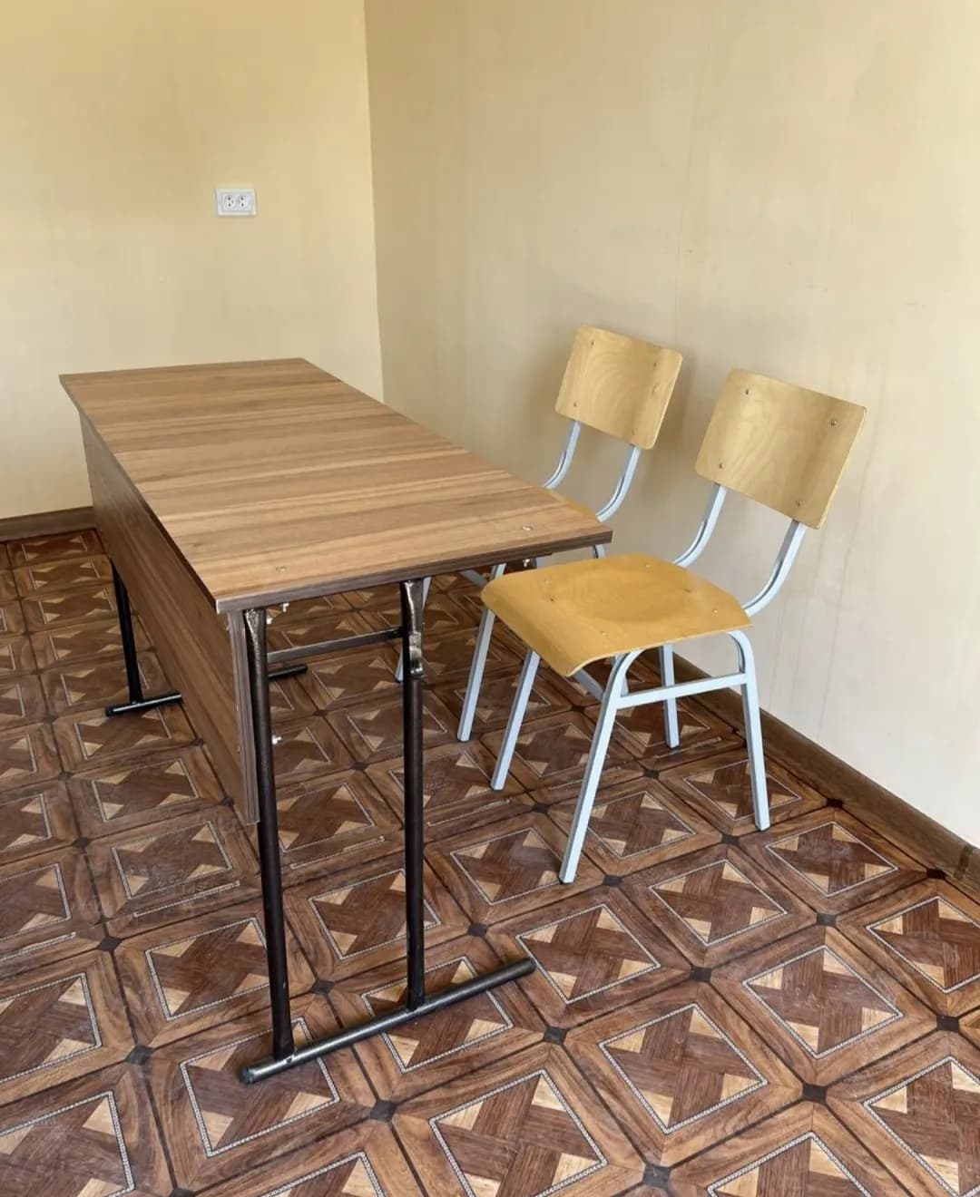 Maktab partalari va stullari sotiladi