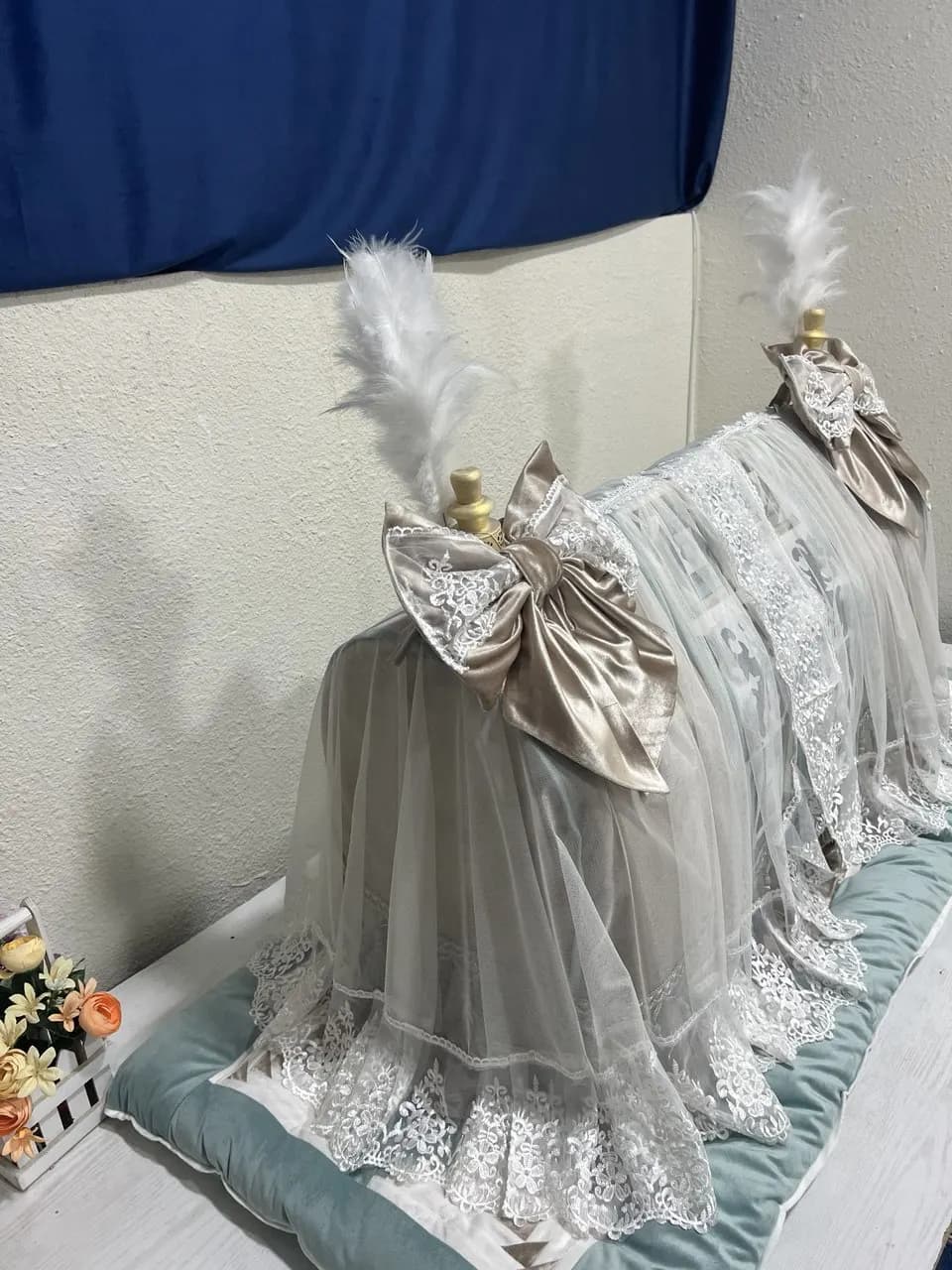 Beshik, anjomlari va ko'rpachalari bilan