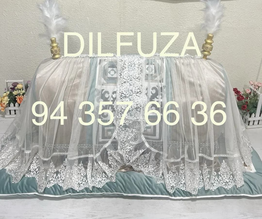Beshik, anjomlari va ko'rpachalari bilan