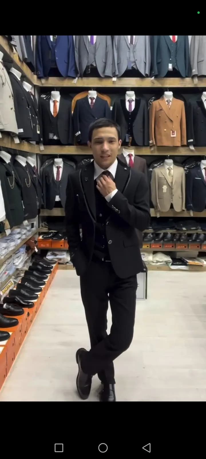 Yoqali kastyum