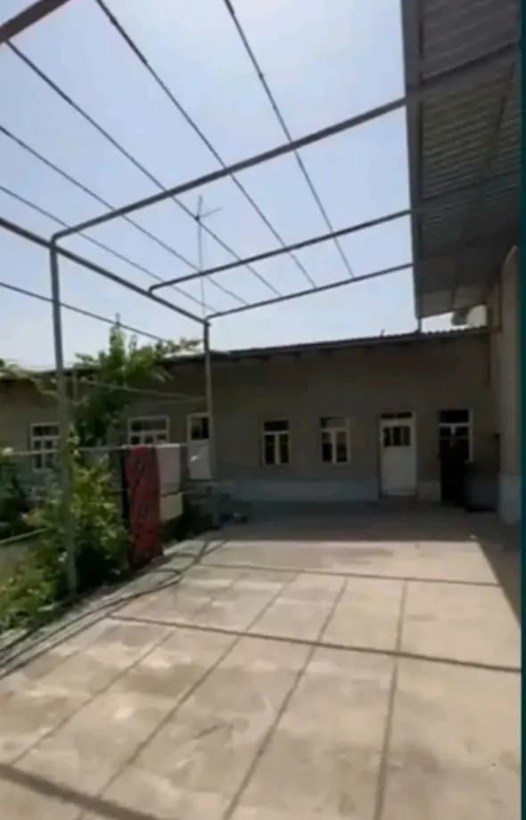 Узимизнинг ховли жой.10 сотиклик.Шахар марказида.Йул буйида. 1 линия.Фасад 18м.Тойтепа (Нурафшон)