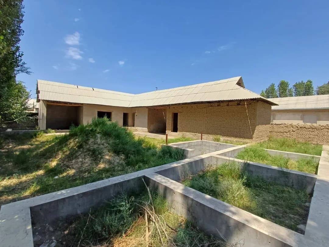 A courtyard house in the Tashkent region is on sale