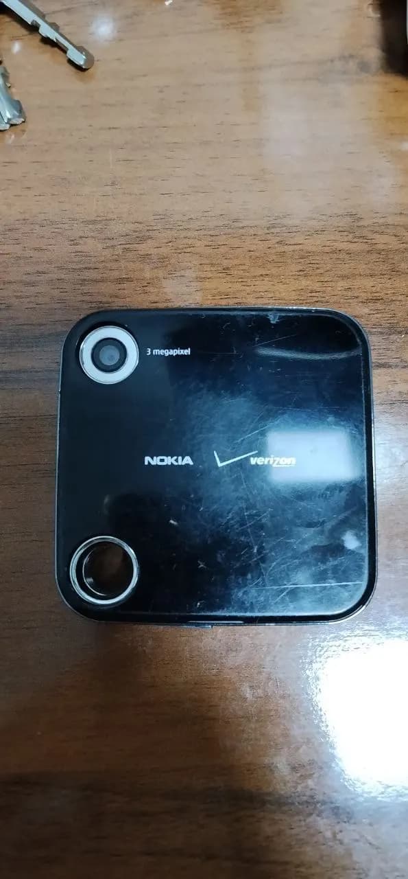 knopkali telefon nokia 7705 twist sotiladi