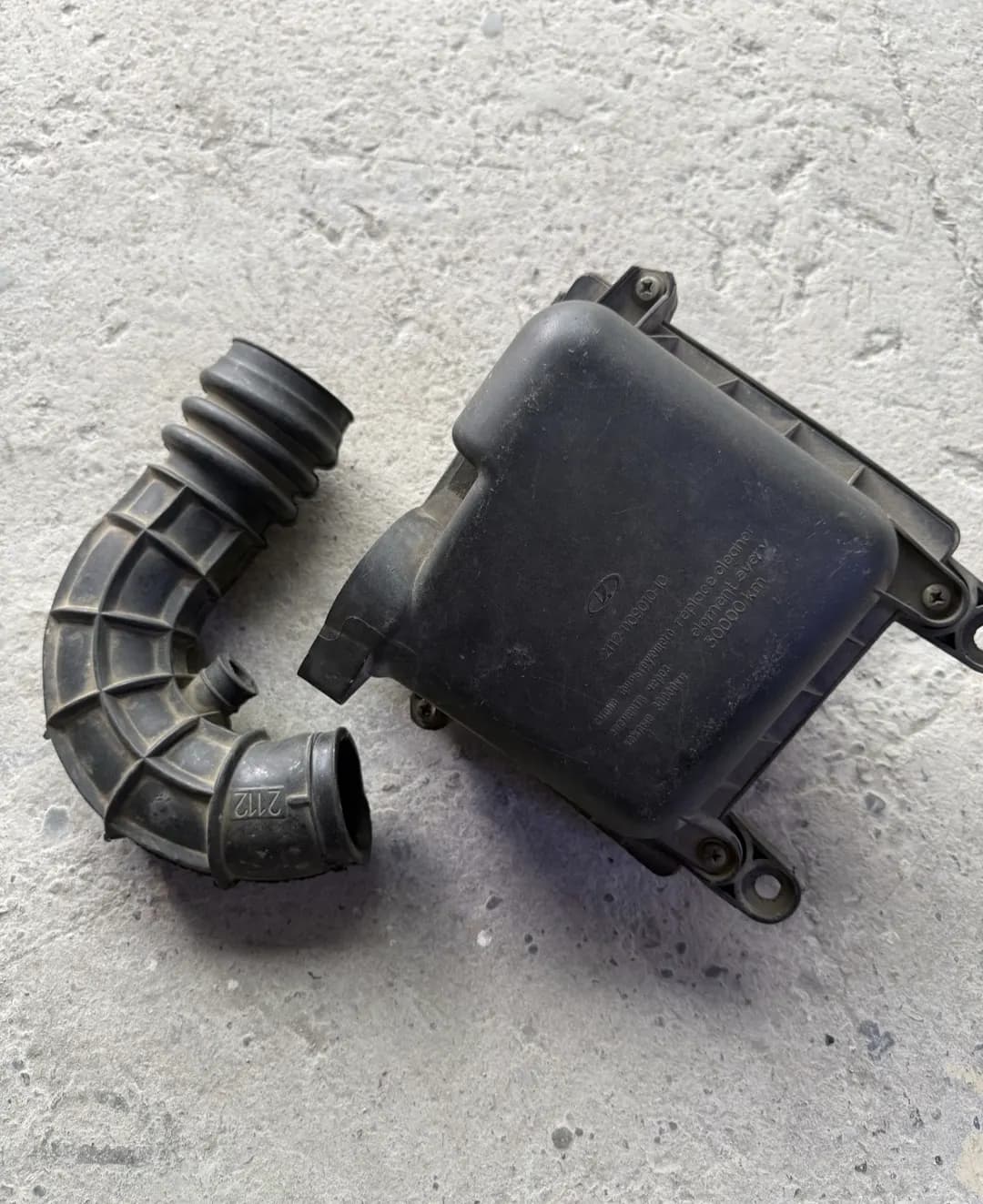 I will sell a housing for an air filter and a rubber pipe from Lada