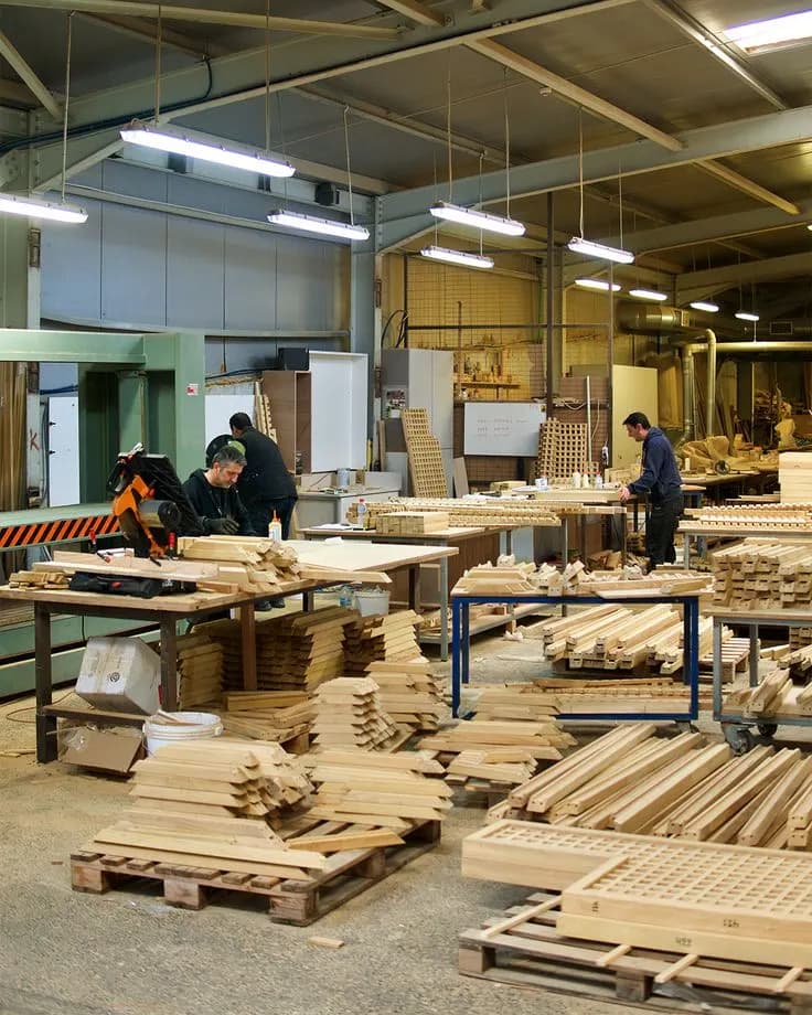 Mebel fabrikasiga mebel yasashga qiziqadigan shogirdlarni taklif qilamiz