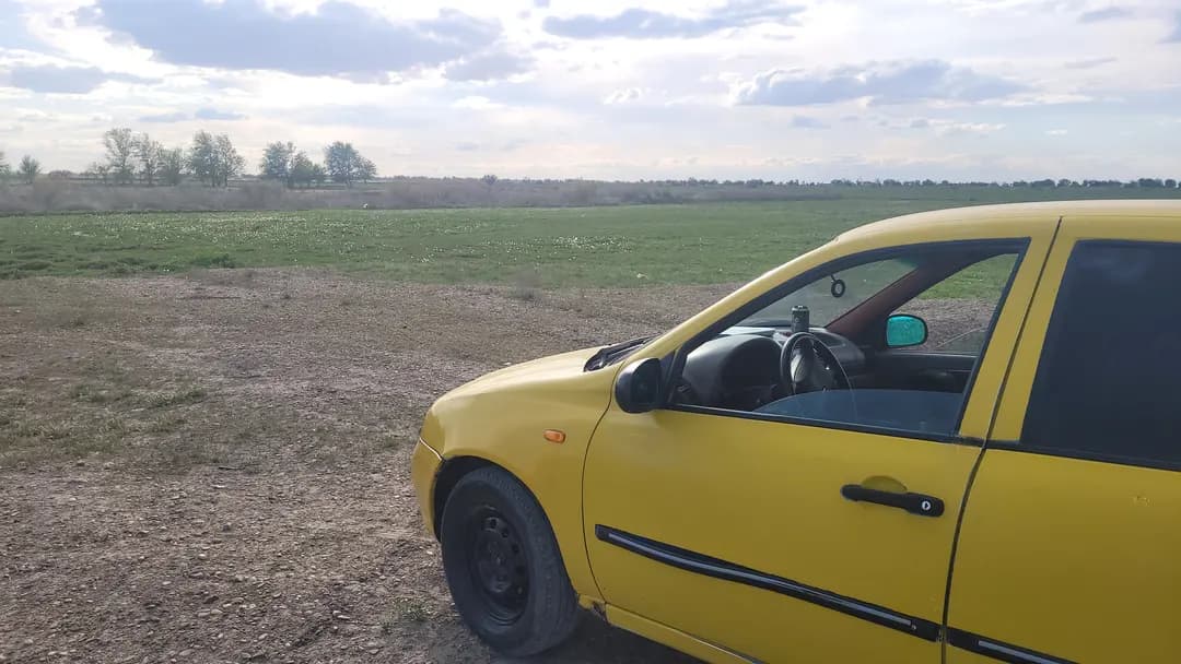 LADA KALINA SOTILADI