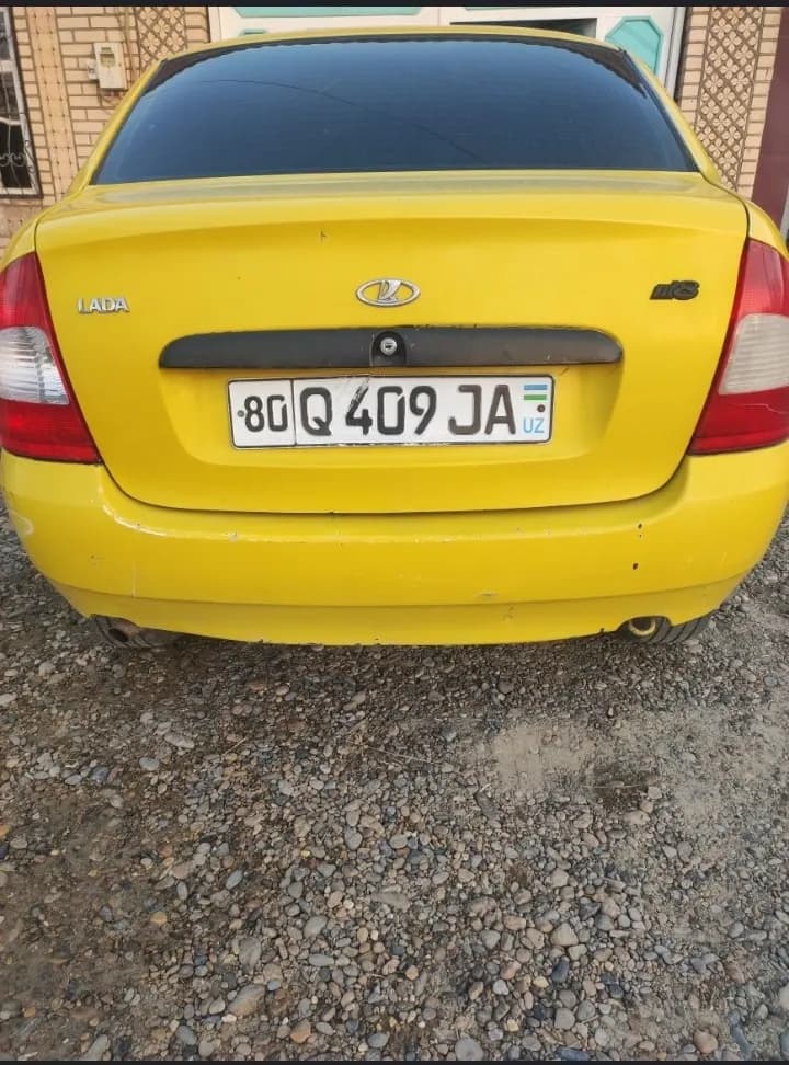 LADA KALINA SOTILADI