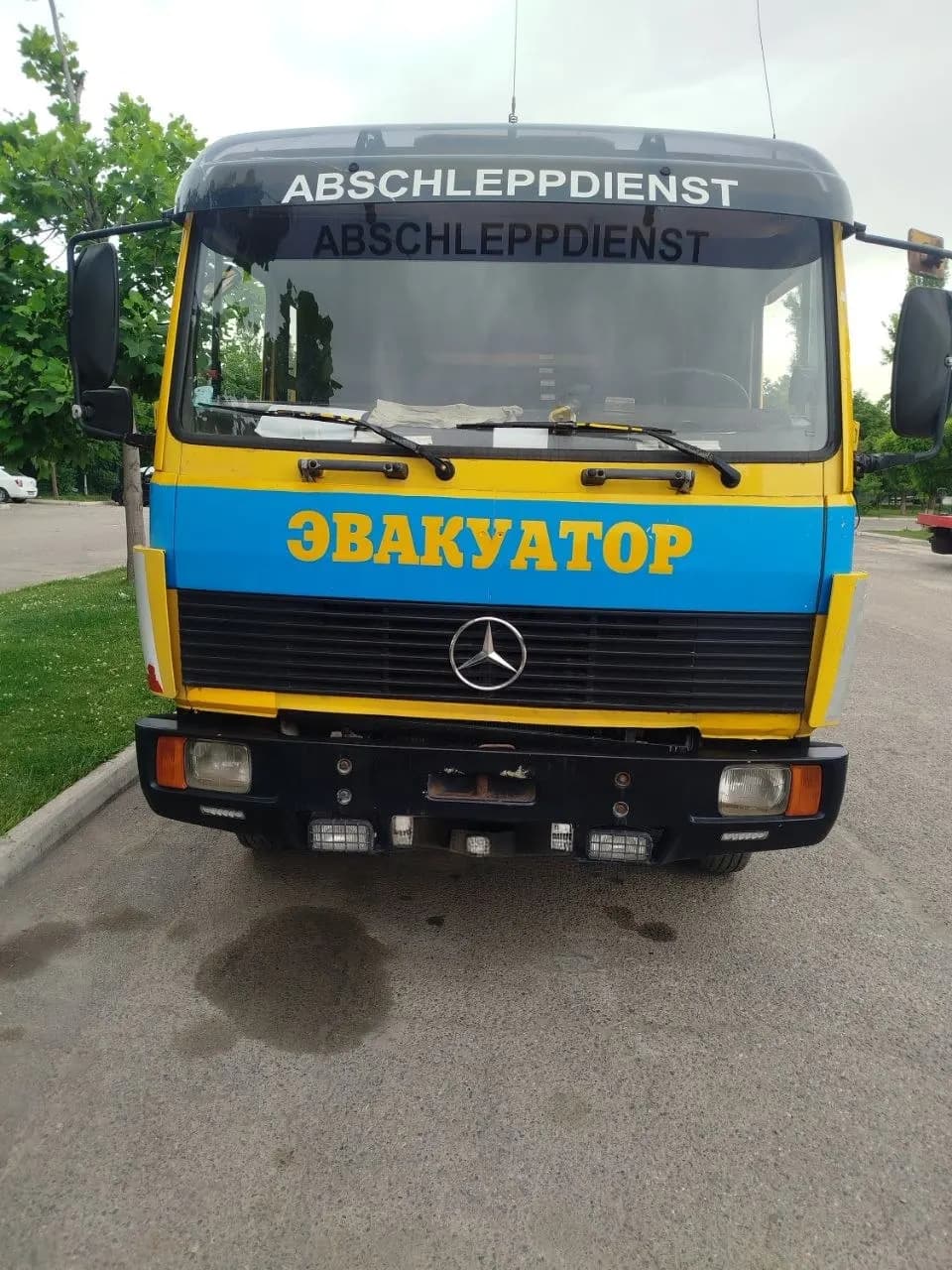 Mercedes GIANT evakuatori, toymasin platformasi bilan sotiladi