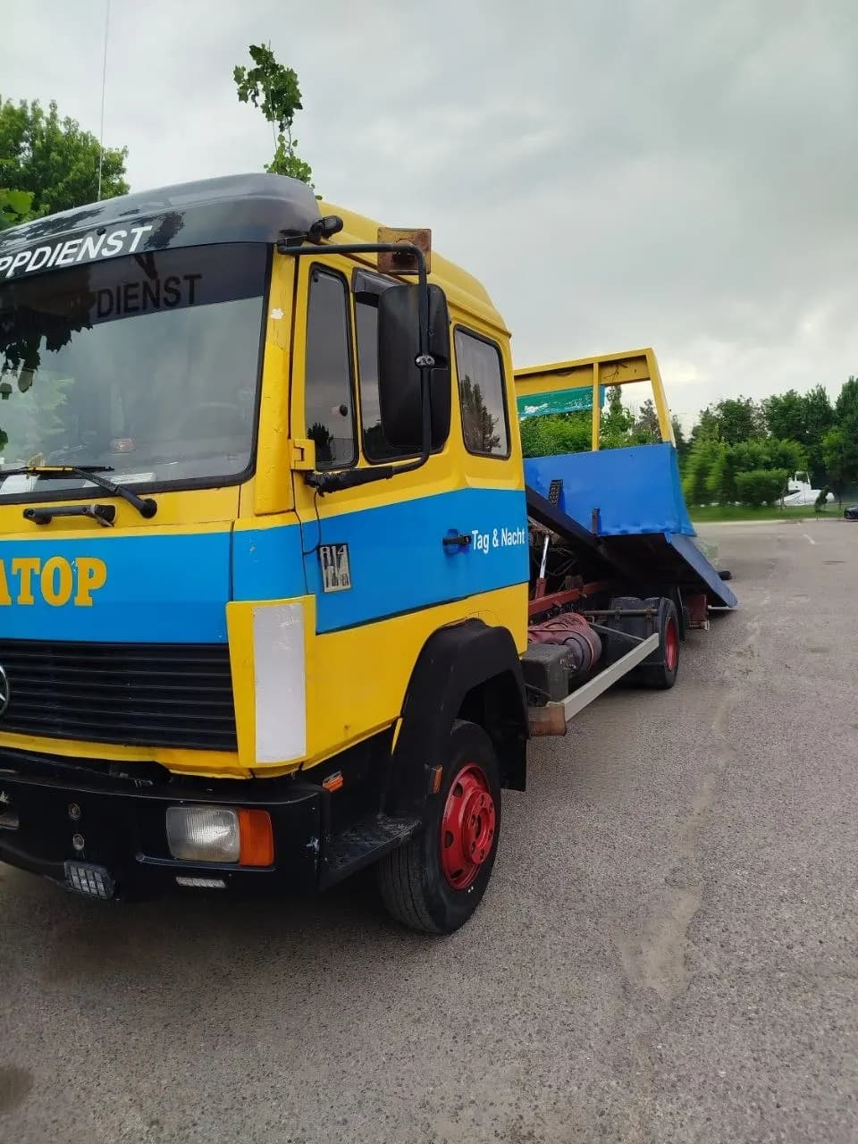 Mercedes GIANT evakuatori, toymasin platformasi bilan sotiladi