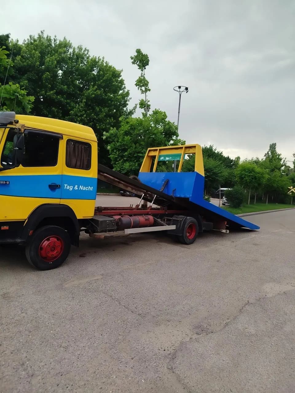 Mercedes GIANT evakuatori, toymasin platformasi bilan sotiladi