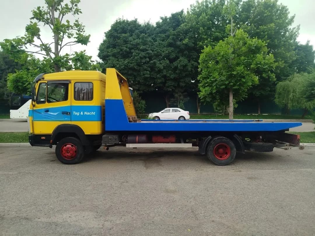 Mercedes GIANT evakuatori, toymasin platformasi bilan sotiladi