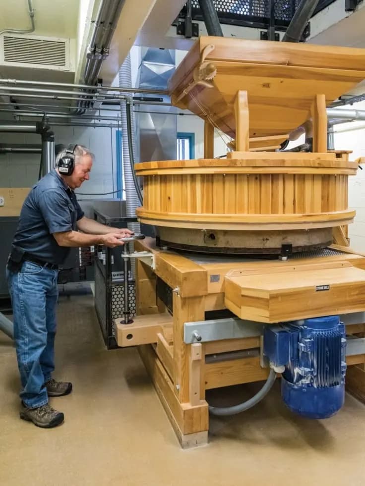 Мельнице нужны рабочие и грузчики.