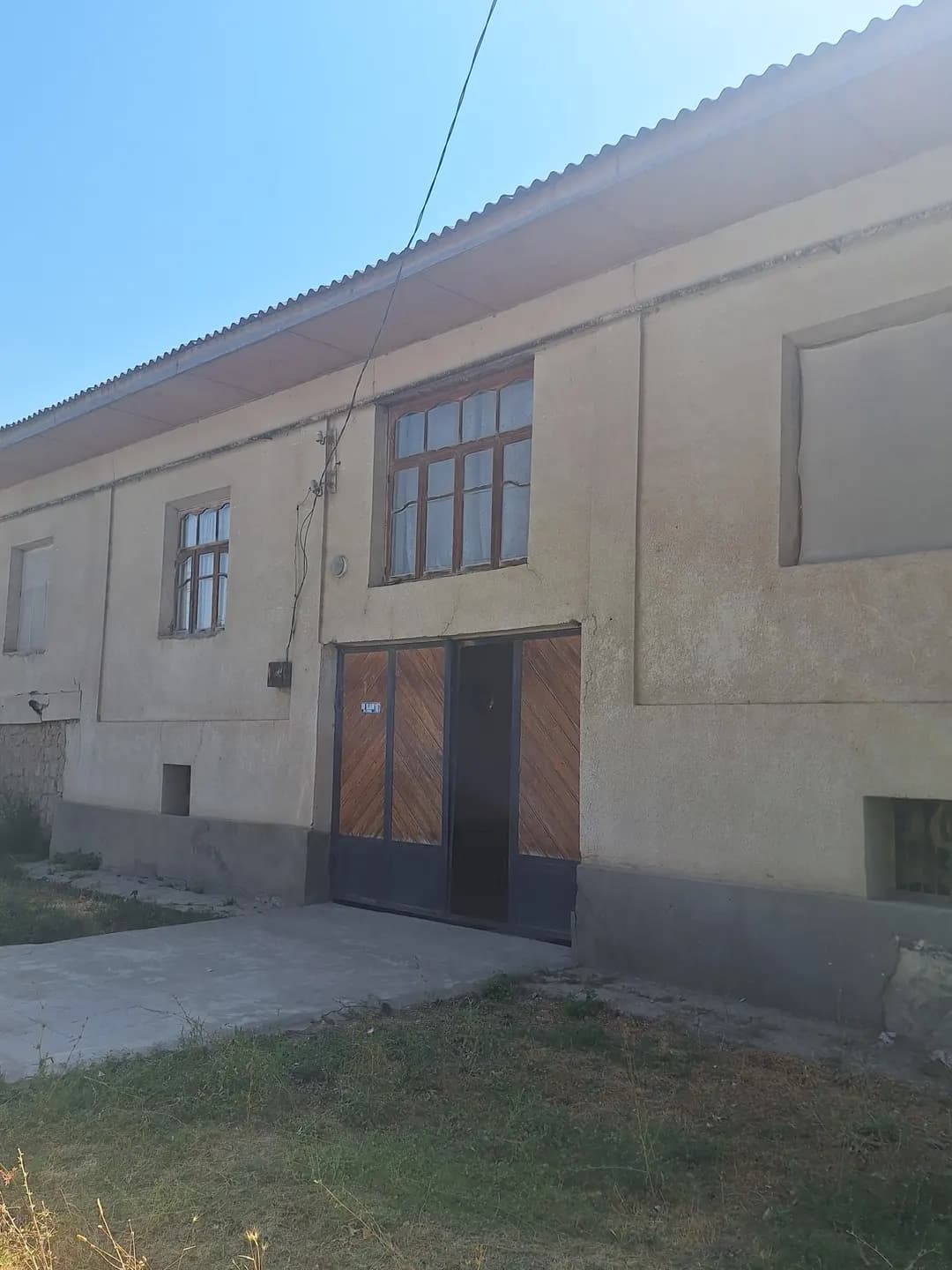Продается дом площадью 12 акров с внутренним двором. На берегу реки Карасув.