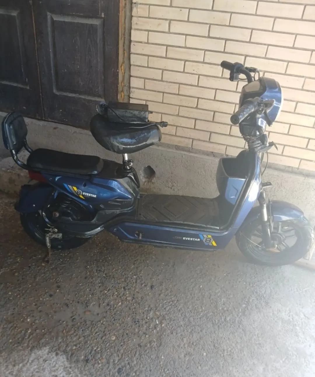 Prodayu scooter B/W Scooter motorbike
