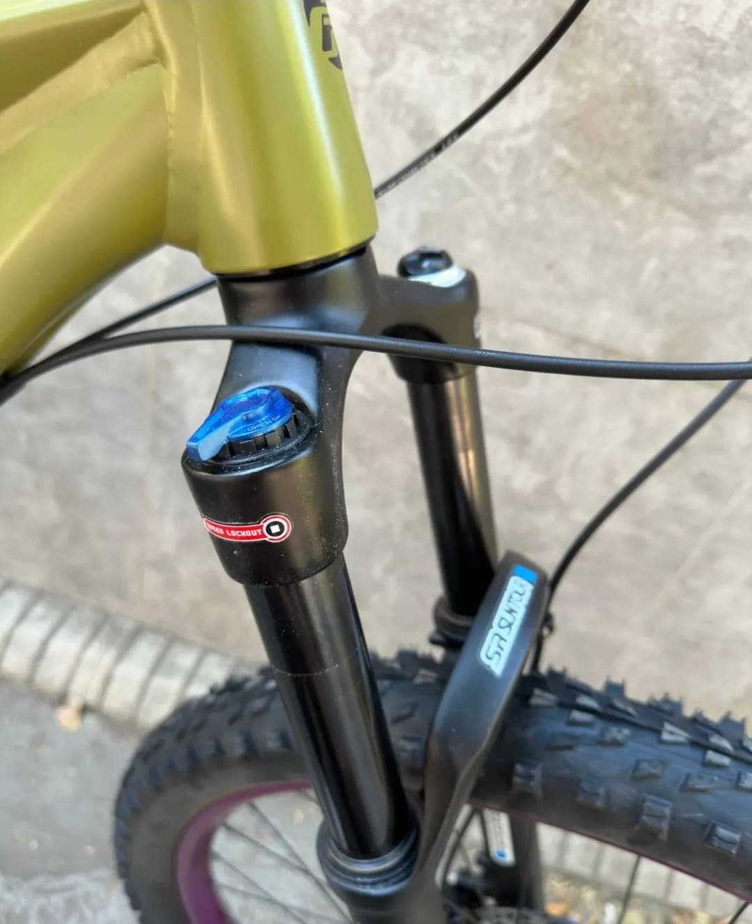 Dvukhpodves Bicycle with two shock absorbers